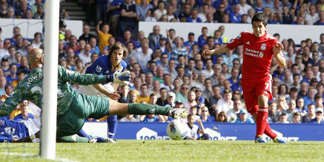 Luis Suarez scores against Everton