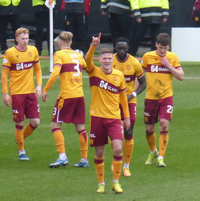 Motherwell lose to Celtic's late show
