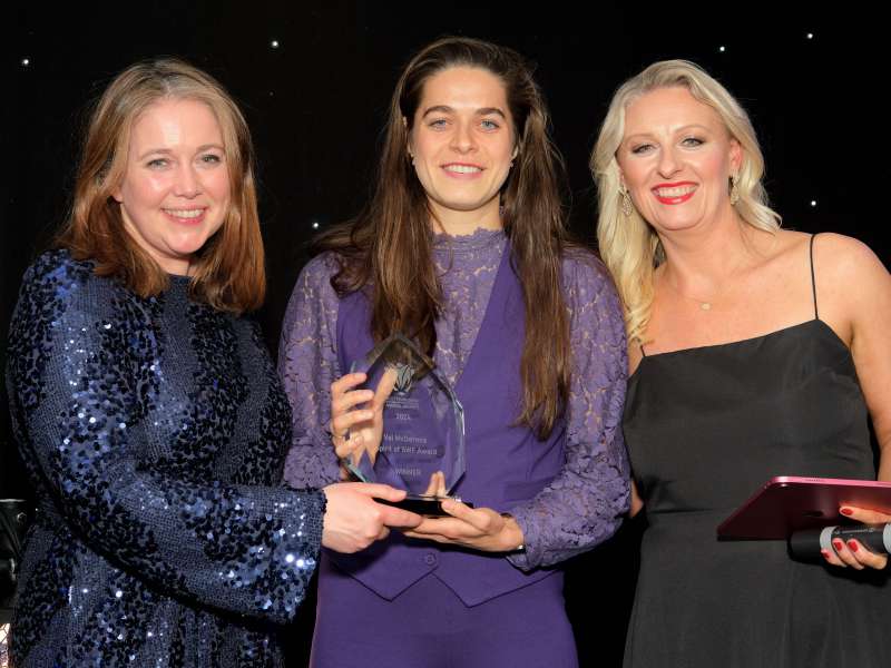 Tessel Middag winning the Spirit of SWF Award in 2024, flanked by SWF CEO Aileen Campbell and broadcaster jane Dougall who presented the ceremony at Hampden